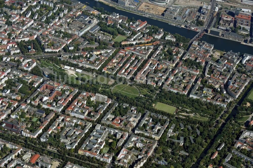 Luftbild Berlin - Parkanlage und Spielplätze im Görlitzer Park in Berlin