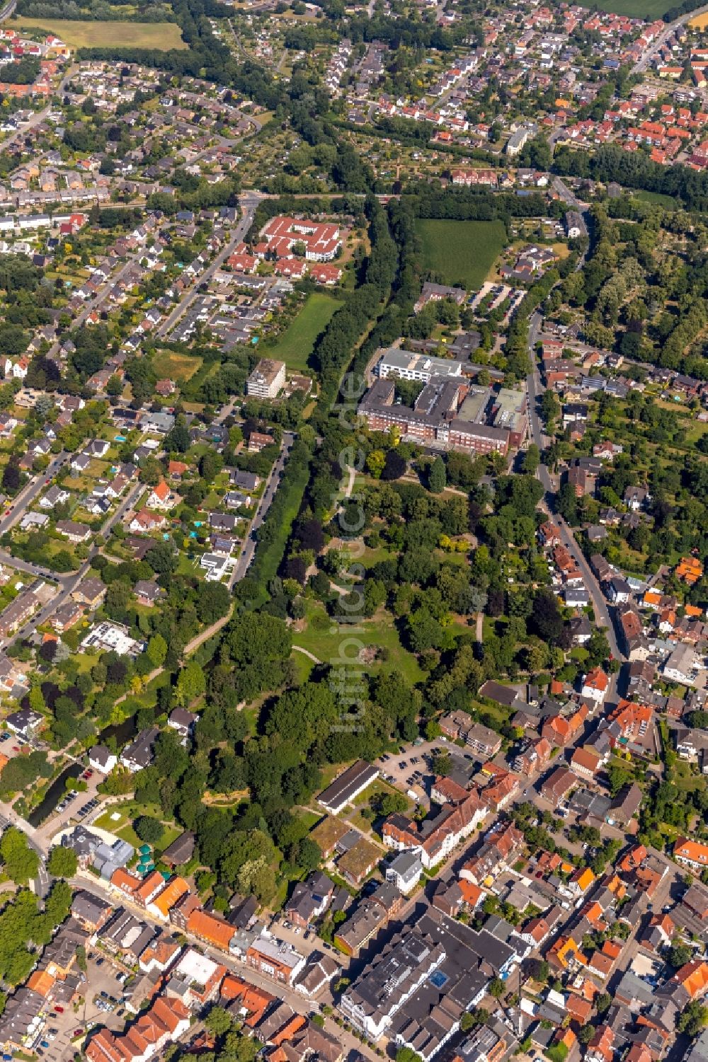 Luftaufnahme Ahlen - Parkanlage des Stadtpark und das St. Franziskus-Hospital Ahlen in Ahlen im Bundesland Nordrhein-Westfalen, Deutschland