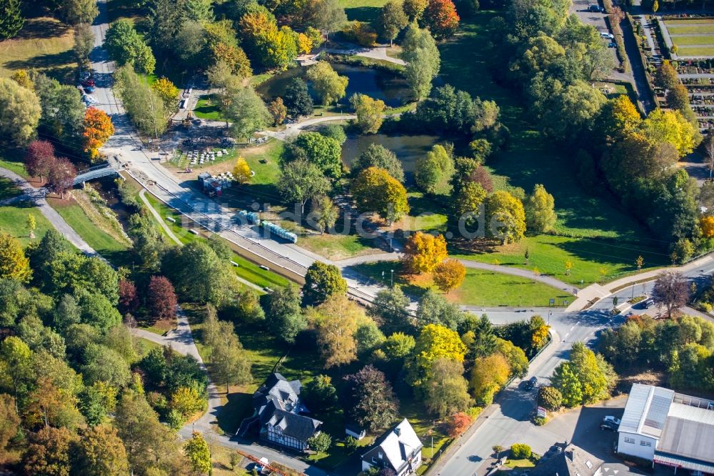 Schmallenberg aus der Vogelperspektive: Parkanlage des Stadtparks nahe der Lenne in Schmallenberg im Bundesland Nordrhein-Westfalen