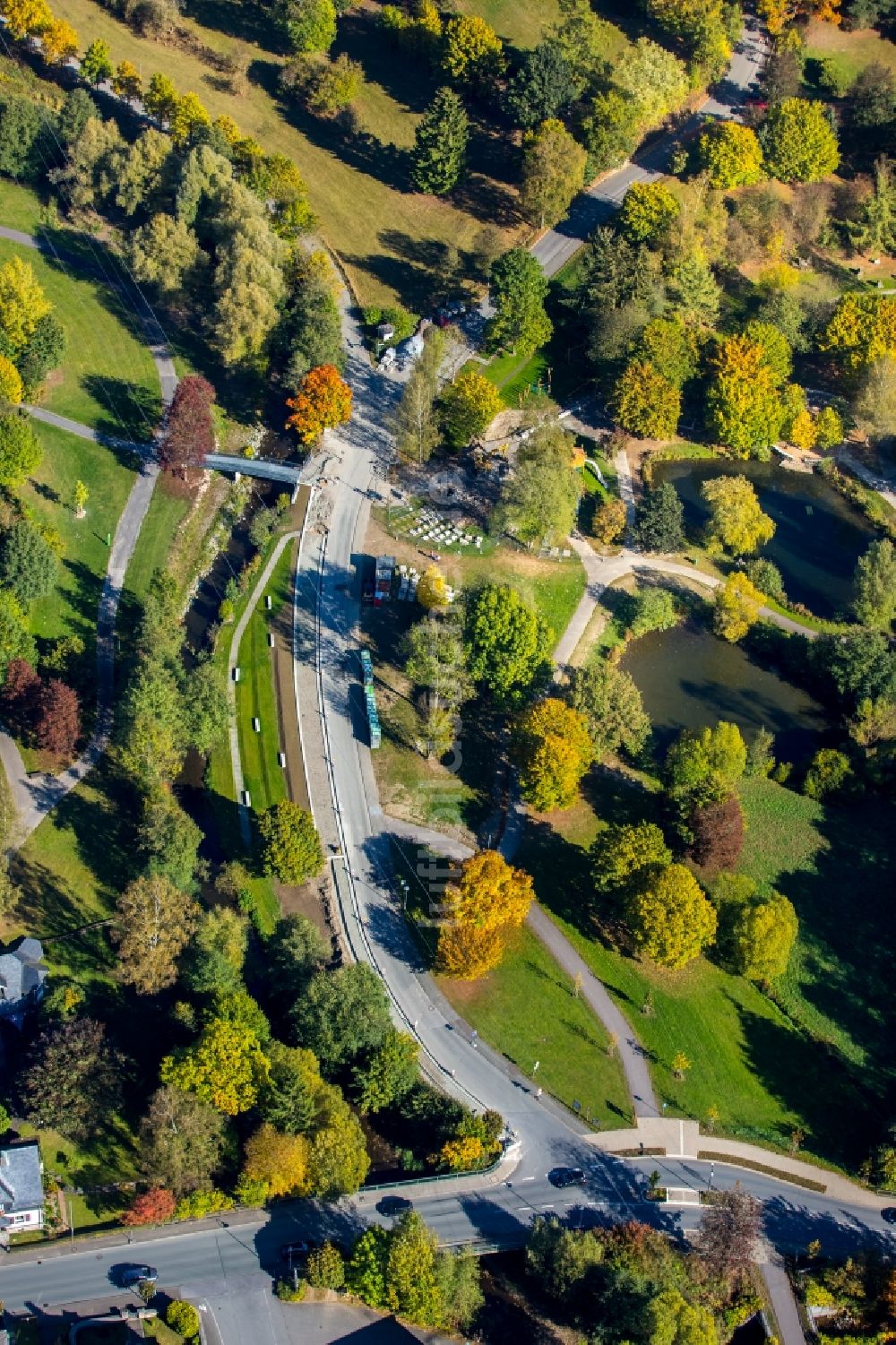 Luftaufnahme Schmallenberg - Parkanlage des Stadtparks nahe der Lenne in Schmallenberg im Bundesland Nordrhein-Westfalen