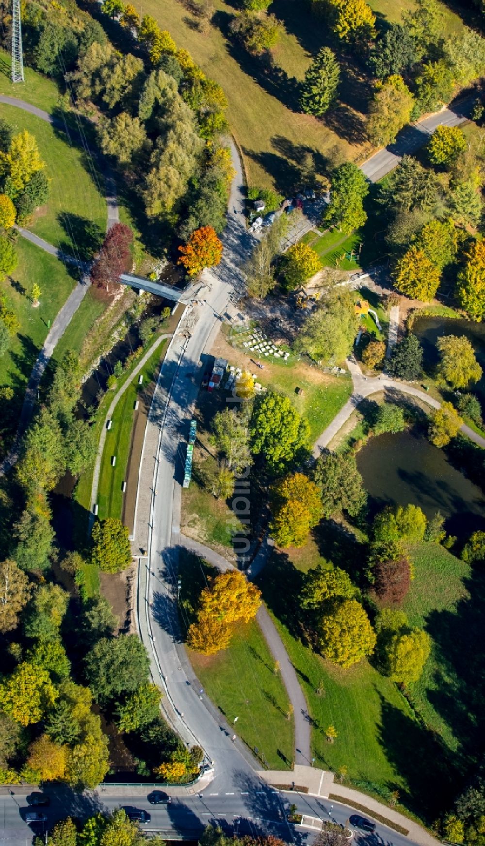 Luftaufnahme Schmallenberg - Parkanlage des Stadtparks nahe der Lenne in Schmallenberg im Bundesland Nordrhein-Westfalen