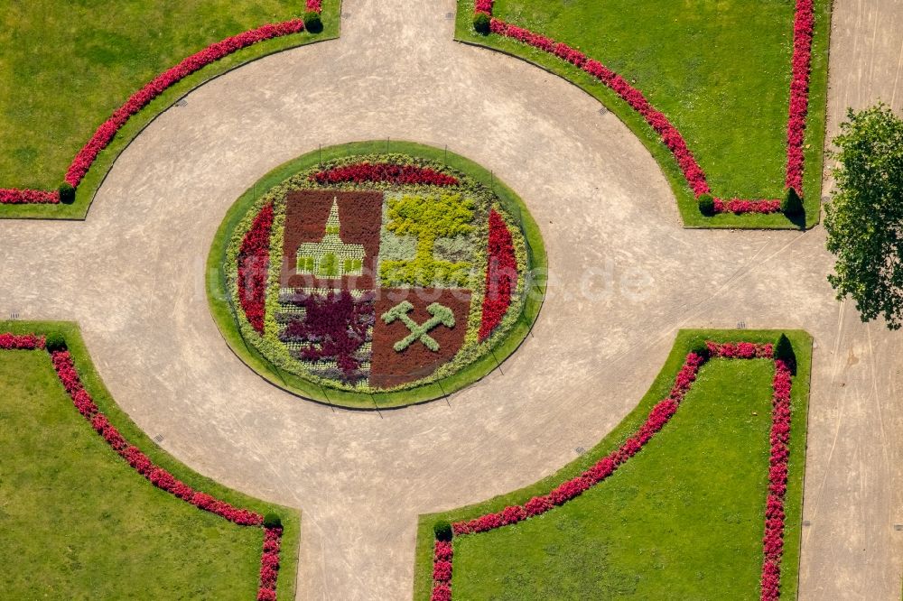 Luftbild Gelsenkirchen - Parkanlage mit Stadtwappen von Gelsenkirchen im Schloßpark in Gelsenkirchen im Bundesland Nordrhein-Westfalen