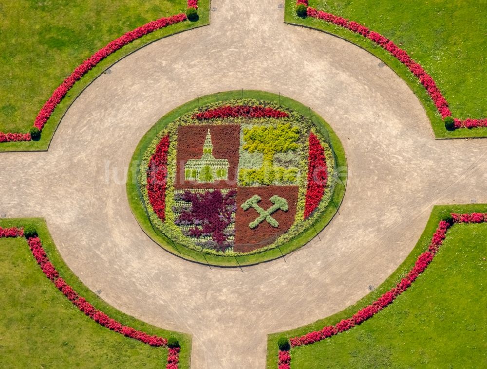 Luftaufnahme Gelsenkirchen - Parkanlage mit Stadtwappen von Gelsenkirchen im Schloßpark in Gelsenkirchen im Bundesland Nordrhein-Westfalen