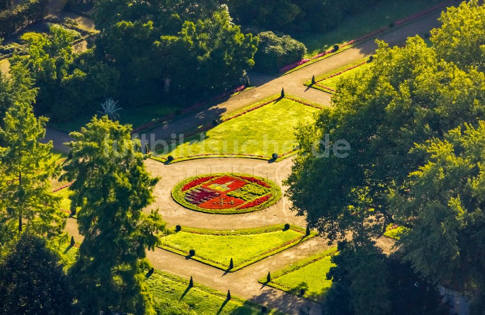 Gelsenkirchen von oben - Parkanlage mit Stadtwappen von Gelsenkirchen im Schloßpark in Gelsenkirchen im Bundesland Nordrhein-Westfalen