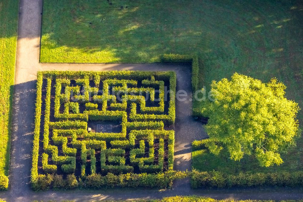 Gelsenkirchen aus der Vogelperspektive: Parkanlage mit Stadtwappen von Gelsenkirchen im Schloßpark in Gelsenkirchen im Bundesland Nordrhein-Westfalen