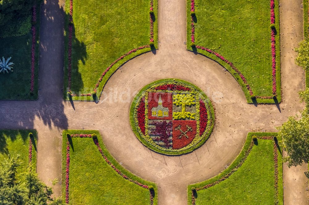 Luftaufnahme Gelsenkirchen - Parkanlage mit Stadtwappen von Gelsenkirchen im Schloßpark in Gelsenkirchen im Bundesland Nordrhein-Westfalen