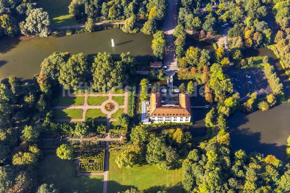 Gelsenkirchen von oben - Parkanlage mit Stadtwappen von Gelsenkirchen im Schloßpark in Gelsenkirchen im Bundesland Nordrhein-Westfalen