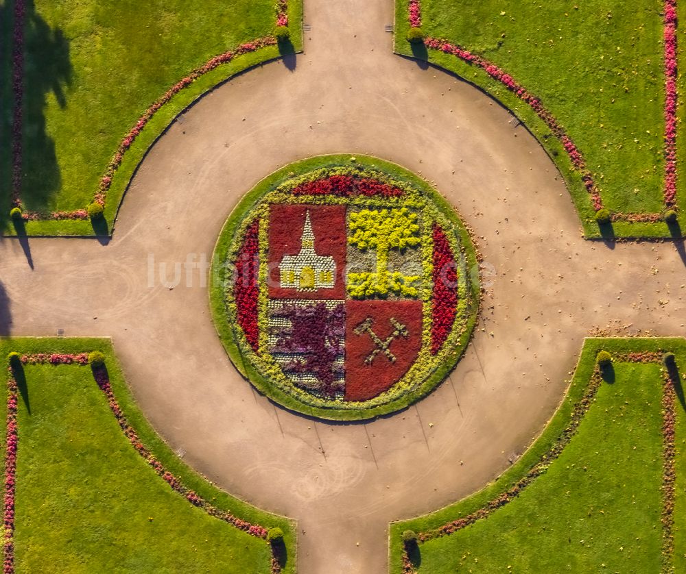 Gelsenkirchen aus der Vogelperspektive: Parkanlage mit Stadtwappen von Gelsenkirchen im Schloßpark in Gelsenkirchen im Bundesland Nordrhein-Westfalen