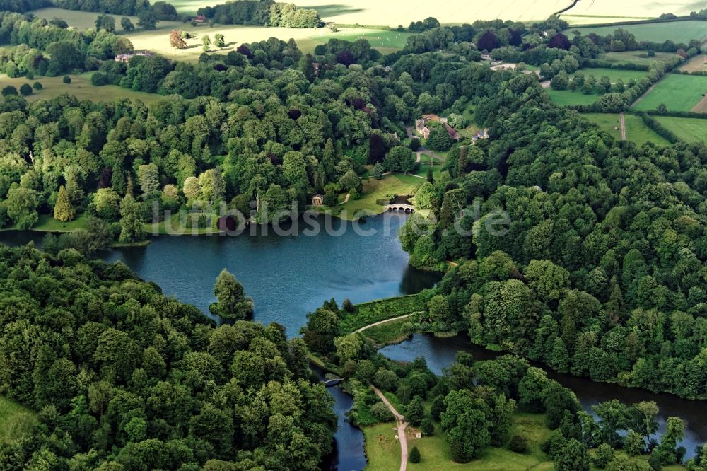 Stourton von oben - Parkanlage Stourhead Gardens in Stourton in Vereinigtes Königreich