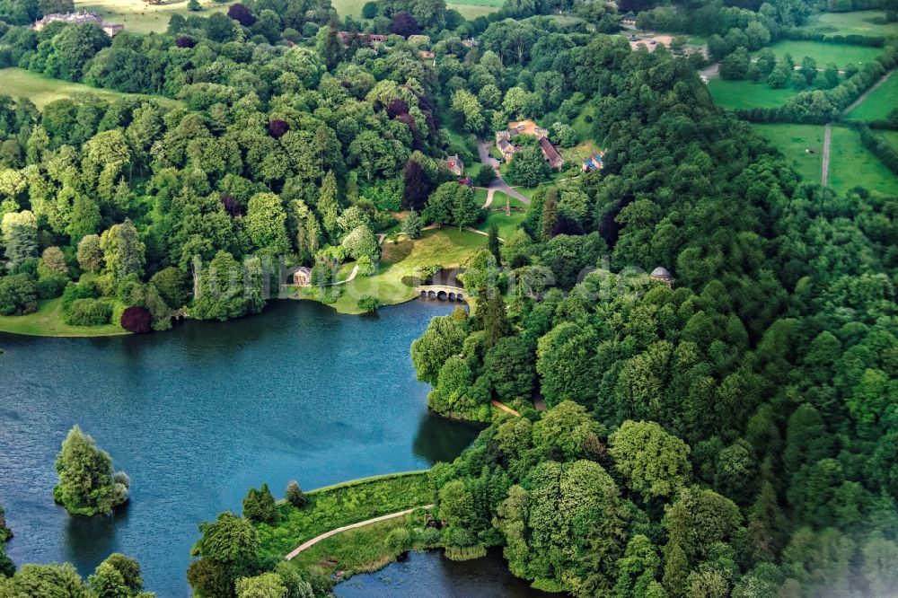 Stourton aus der Vogelperspektive: Parkanlage Stourhead Gardens in Stourton in Vereinigtes Königreich