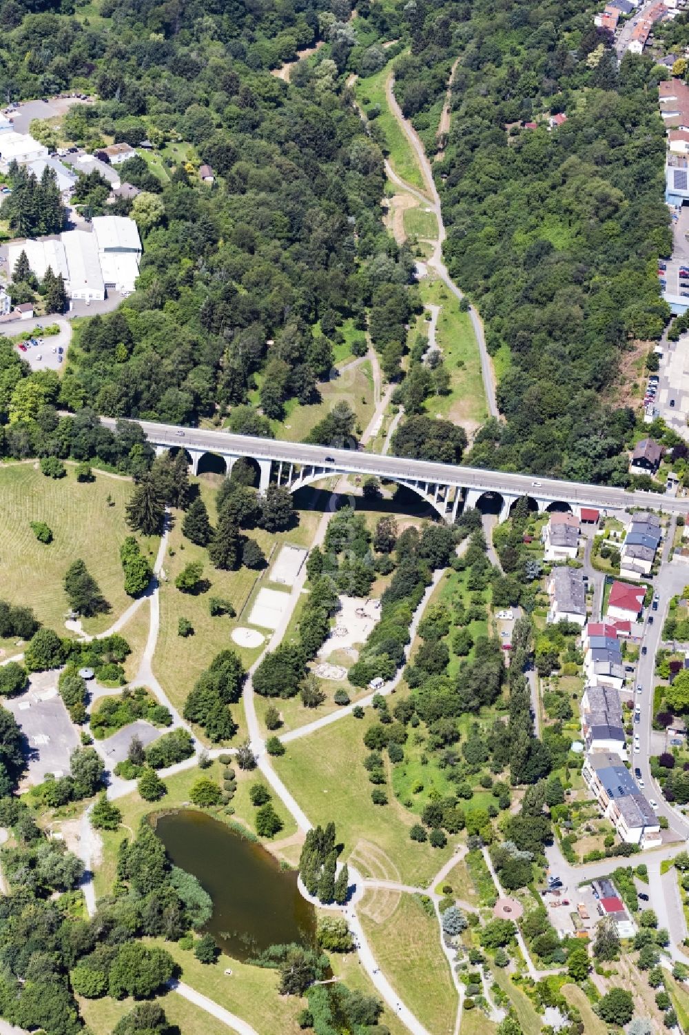 Pirmasens von oben - Parkanlage Strecktalpark unter Strecktalbrücke in Pirmasens im Bundesland Rheinland-Pfalz, Deutschland