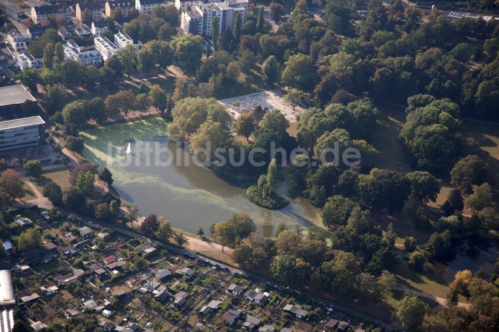 Frankfurt am Main aus der Vogelperspektive: Parkanlage mit Teich im Stadtteil Höchst in Frankfurt am Main im Bundesland Hessen