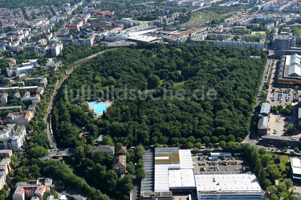 Berlin aus der Vogelperspektive: Parkanlage Volkspark Humboldthain an der Brunnenstraße in Berlin