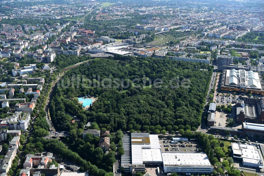 Luftaufnahme Berlin - Parkanlage Volkspark Humboldthain an der Brunnenstraße in Berlin