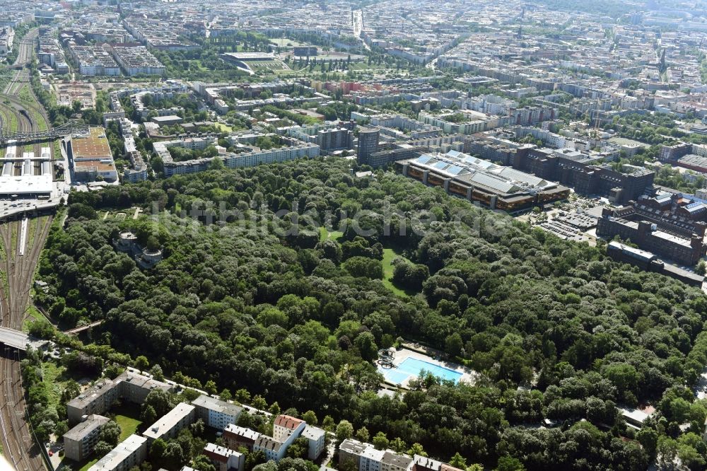 Berlin aus der Vogelperspektive: Parkanlage Volkspark Humboldthain an der Brunnenstraße in Berlin