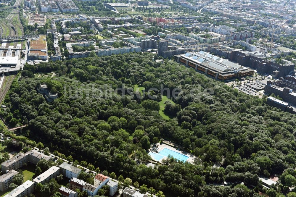 Luftbild Berlin - Parkanlage Volkspark Humboldthain an der Brunnenstraße in Berlin