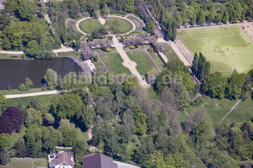 Berlin von oben - Parkanlage Volkspark Mariendorf mit dem Blümelteich im Bezirk Tempelhof-Schöneberg in Berlin