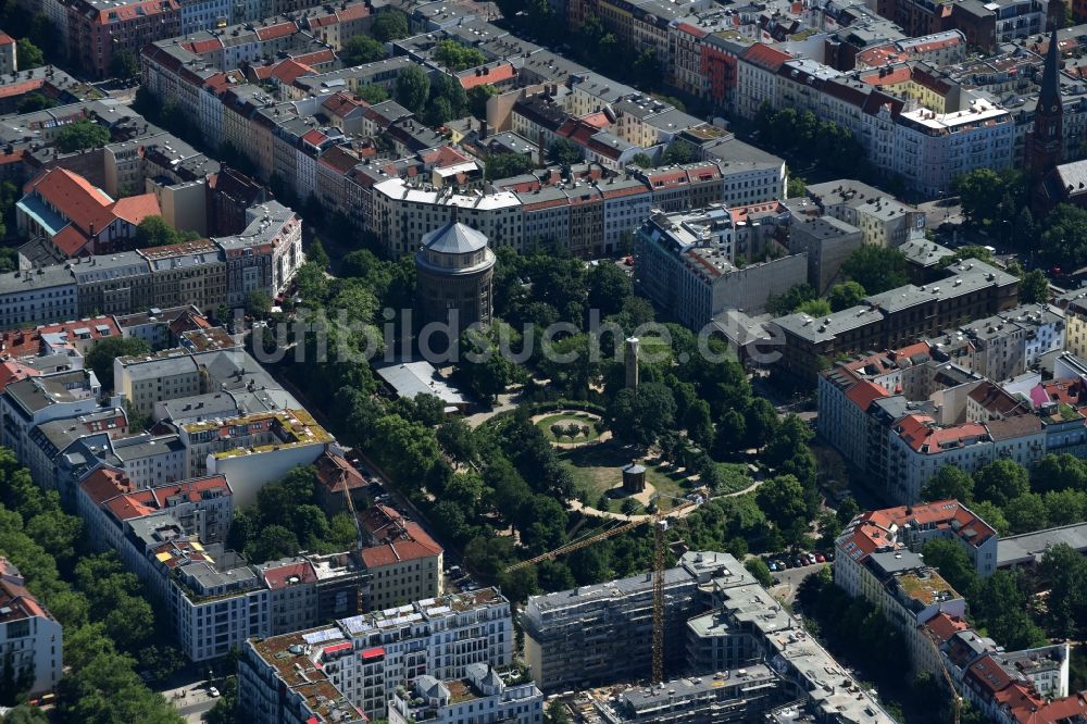 Luftaufnahme Berlin - Parkanlage Wasserturm Knaackstraße im Prenzlauer Berg in Berlin