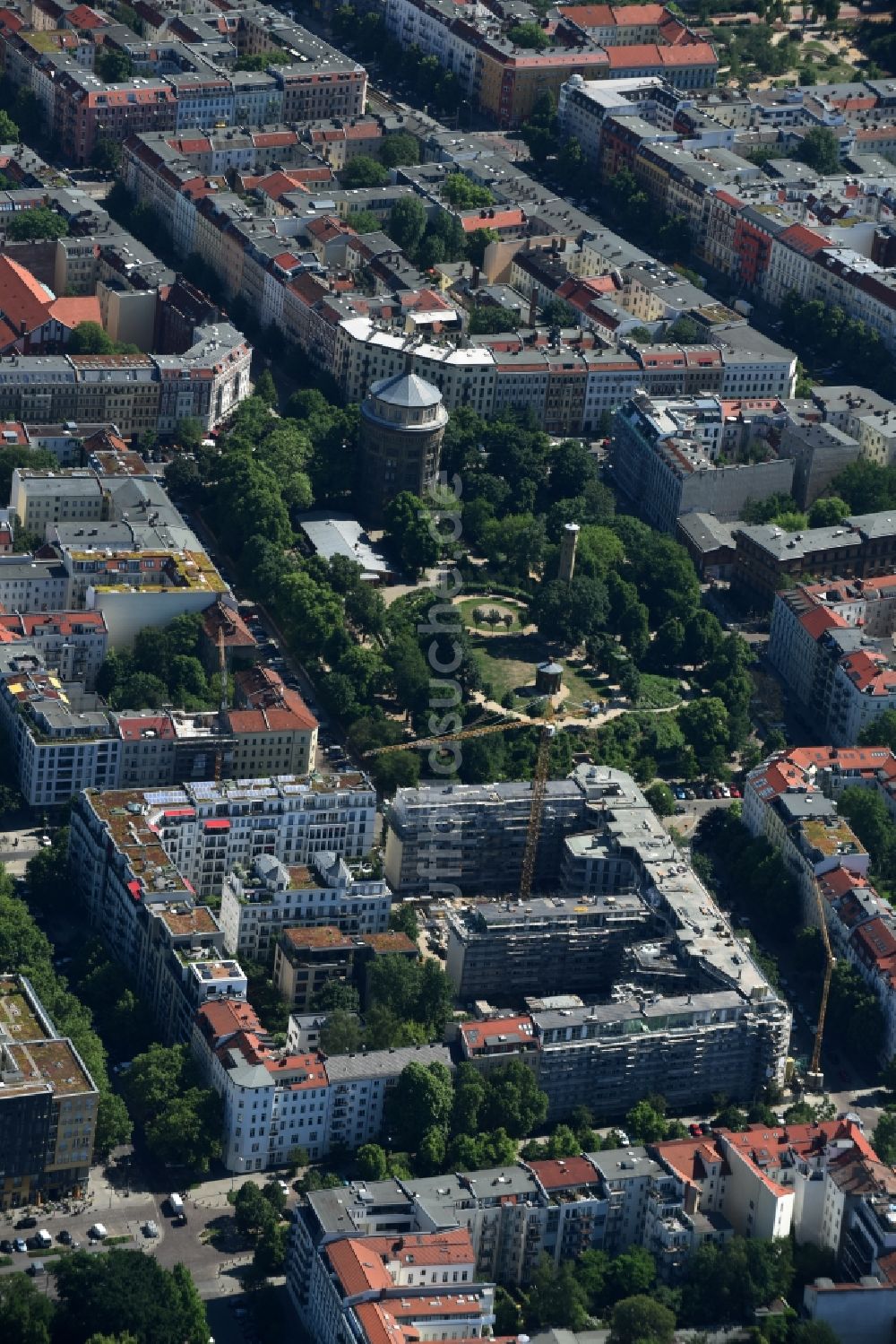 Berlin von oben - Parkanlage Wasserturm Knaackstraße im Prenzlauer Berg in Berlin