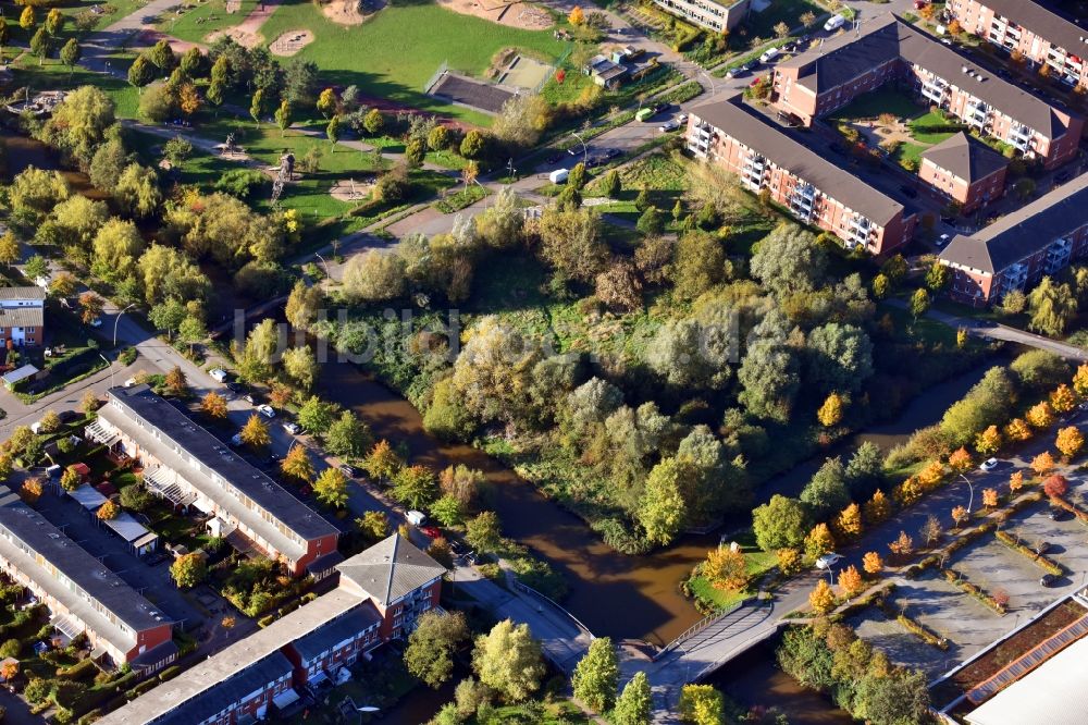 Hamburg aus der Vogelperspektive: Parkanlage im Wohngebiet im Ortsteil Neu Allermöhe in Hamburg, Deutschland