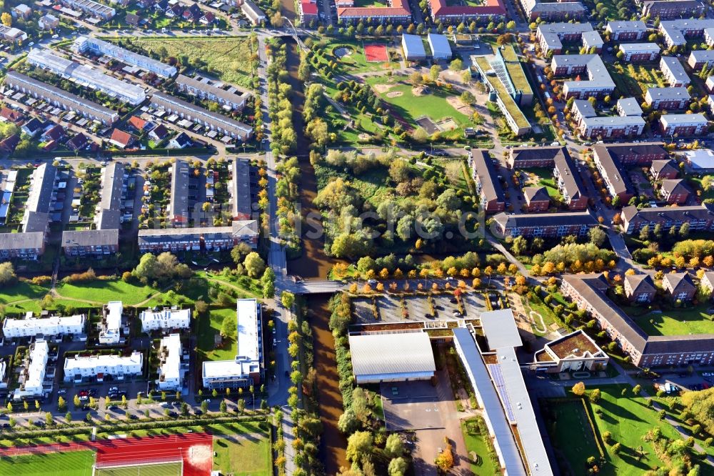 Hamburg aus der Vogelperspektive: Parkanlage im Wohngebiet im Ortsteil Neu Allermöhe in Hamburg, Deutschland