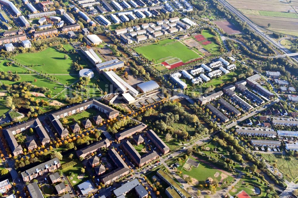 Hamburg aus der Vogelperspektive: Parkanlage im Wohngebiet im Ortsteil Neu Allermöhe in Hamburg, Deutschland