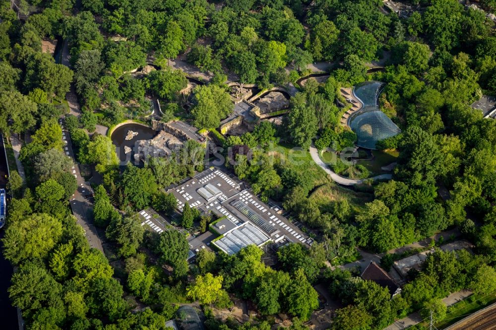 Berlin aus der Vogelperspektive: Parkanlage des Zoo Geländes in Berlin. Hier mit dem Nashornhaus und dem Flusspferdhaus