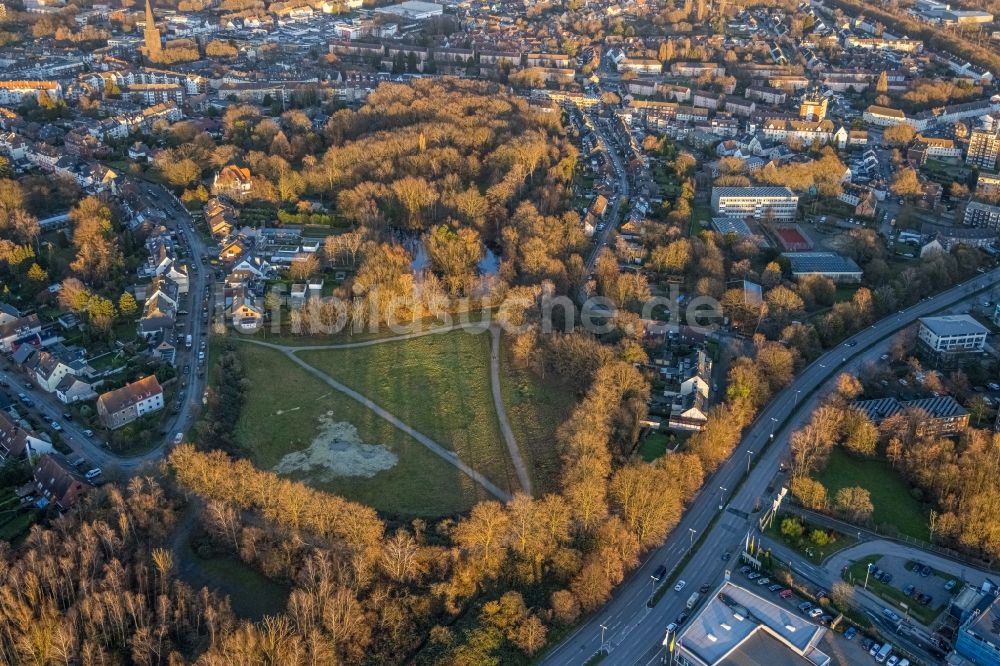 Bottrop aus der Vogelperspektive: Parkanlage zwischen Südring und Bogenstraße in Bottrop im Bundesland Nordrhein-Westfalen, Deutschland