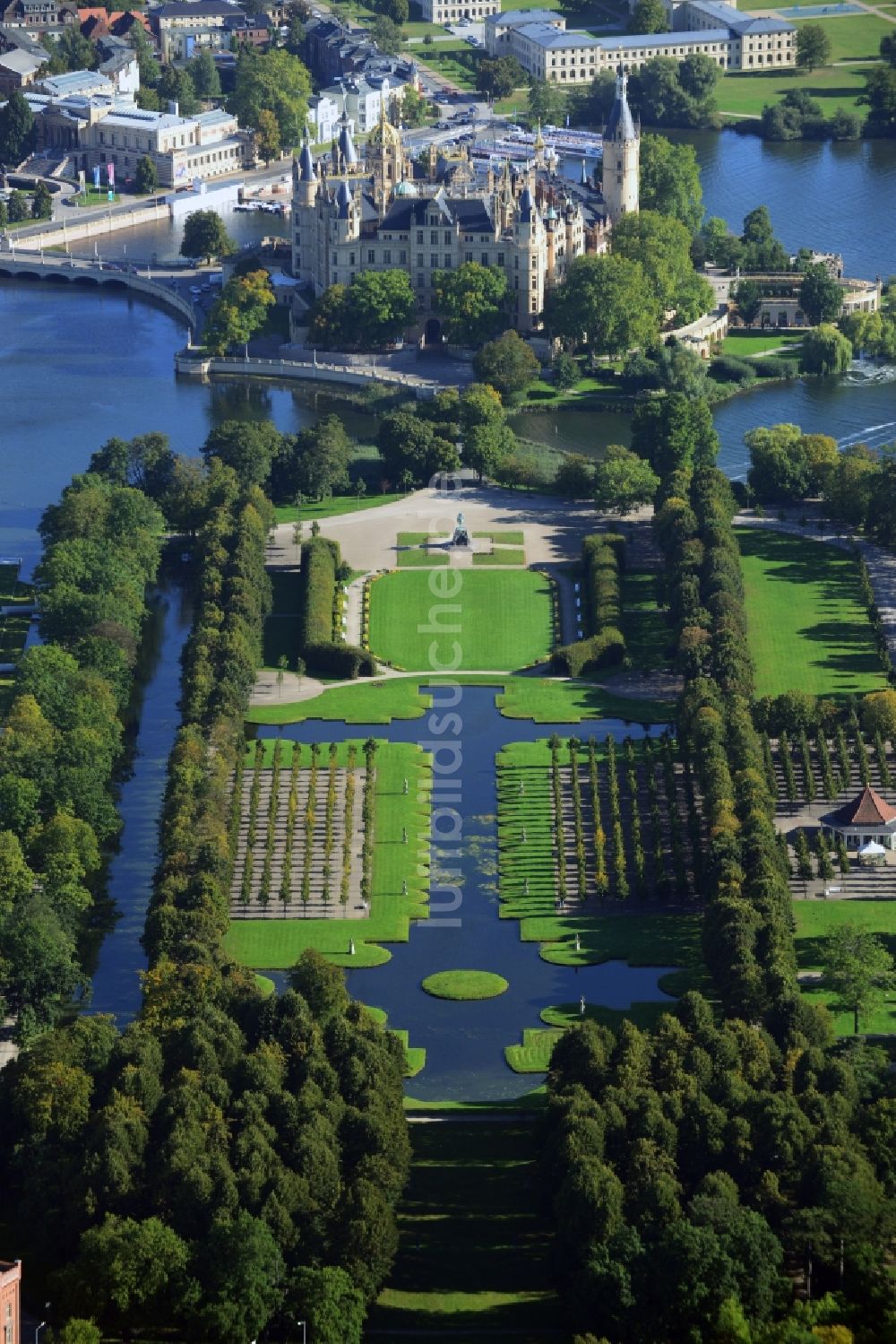 Schwerin von oben - Parkanlagen im Schloßpark in Schwerin im Bundesland Mecklenburg-Vorpommern