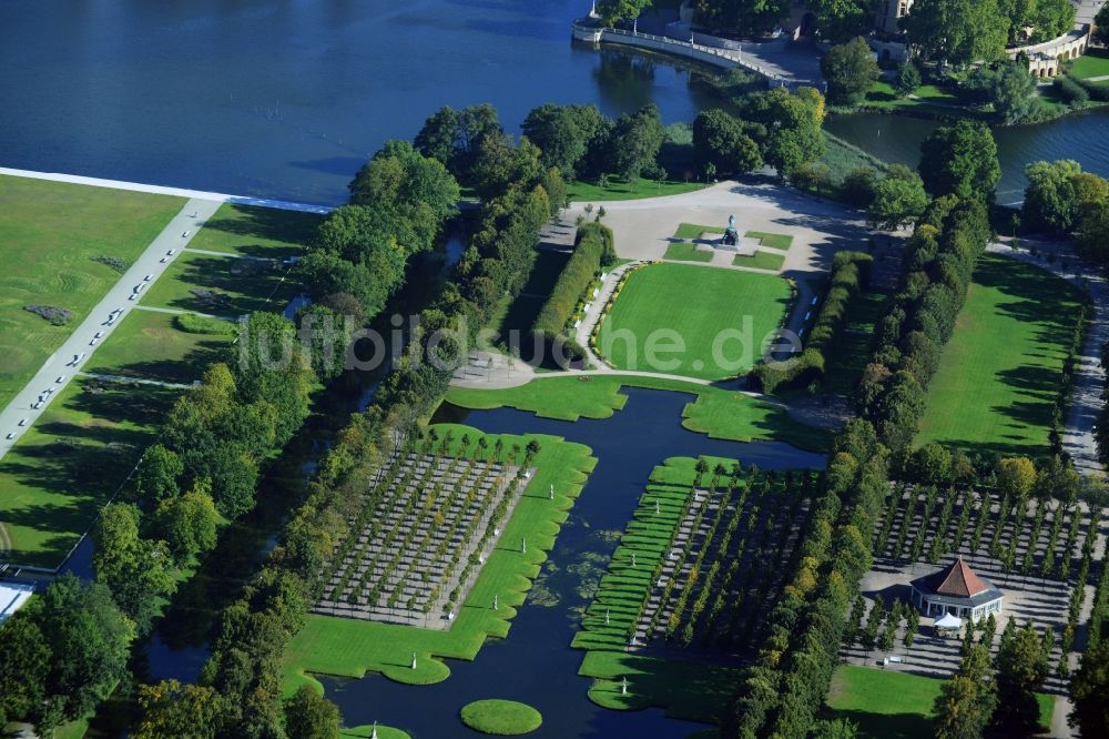 Luftbild Schwerin - Parkanlagen im Schloßpark in Schwerin im Bundesland Mecklenburg-Vorpommern