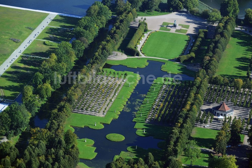 Luftaufnahme Schwerin - Parkanlagen im Schloßpark in Schwerin im Bundesland Mecklenburg-Vorpommern