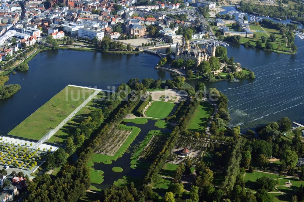 Schwerin aus der Vogelperspektive: Parkanlagen im Schloßpark in Schwerin im Bundesland Mecklenburg-Vorpommern