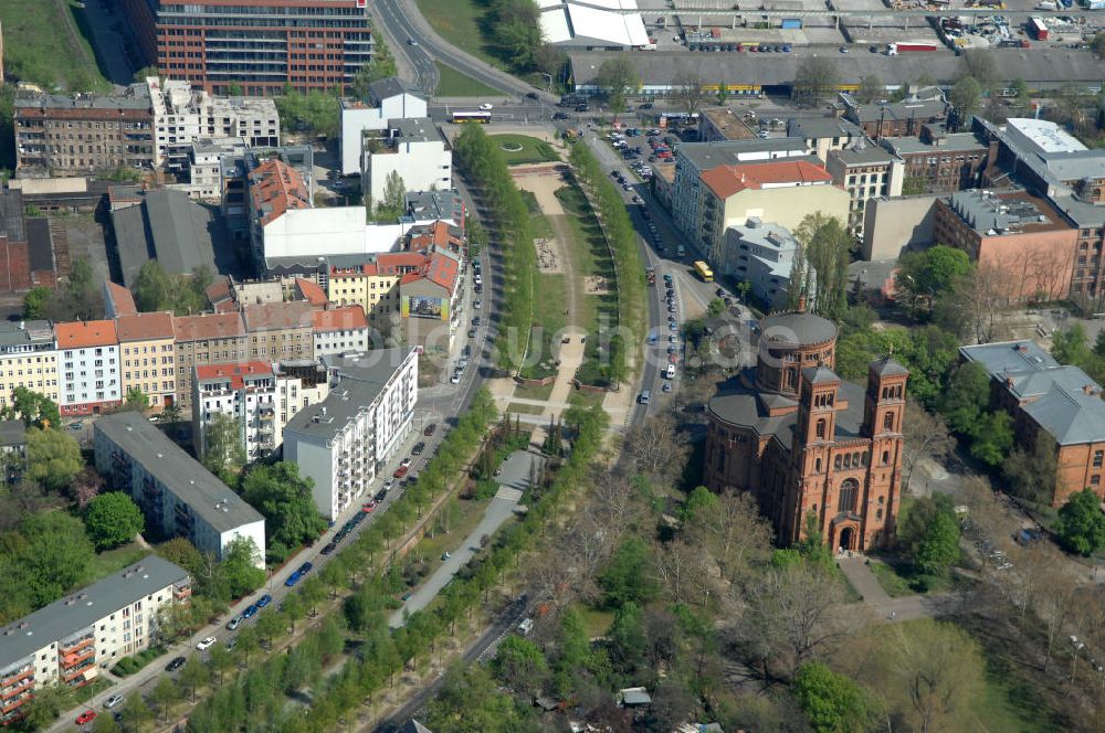 Luftbild Berlin - Parkanlagen an der Thomaskirche zwischen Kreuzberg und Friedrichshain / Mitte