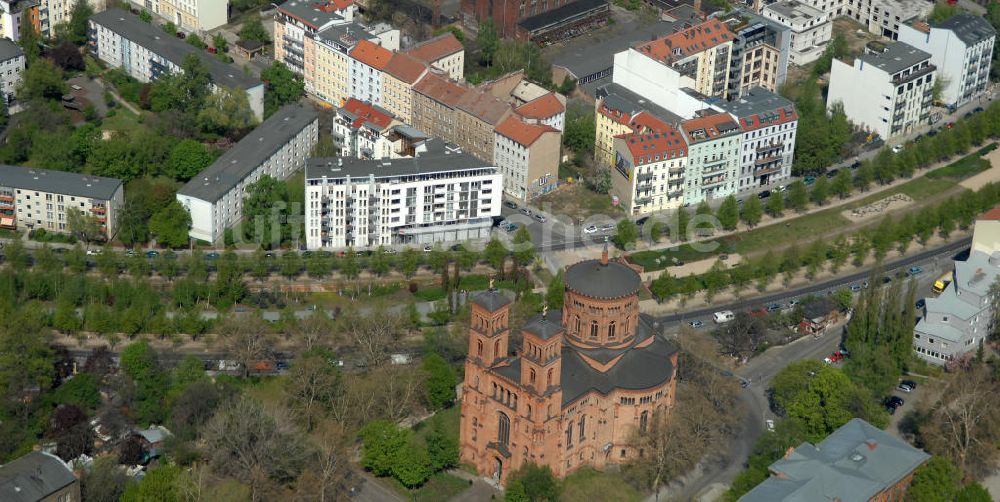 Berlin von oben - Parkanlagen an der Thomaskirche zwischen Kreuzberg und Friedrichshain / Mitte