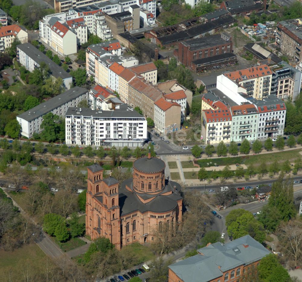 Berlin von oben - Parkanlagen an der Thomaskirche zwischen Kreuzberg und Friedrichshain / Mitte