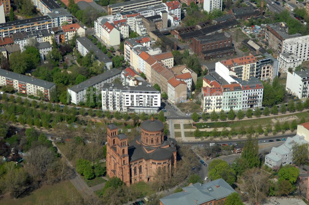 Berlin aus der Vogelperspektive: Parkanlagen an der Thomaskirche zwischen Kreuzberg und Friedrichshain / Mitte