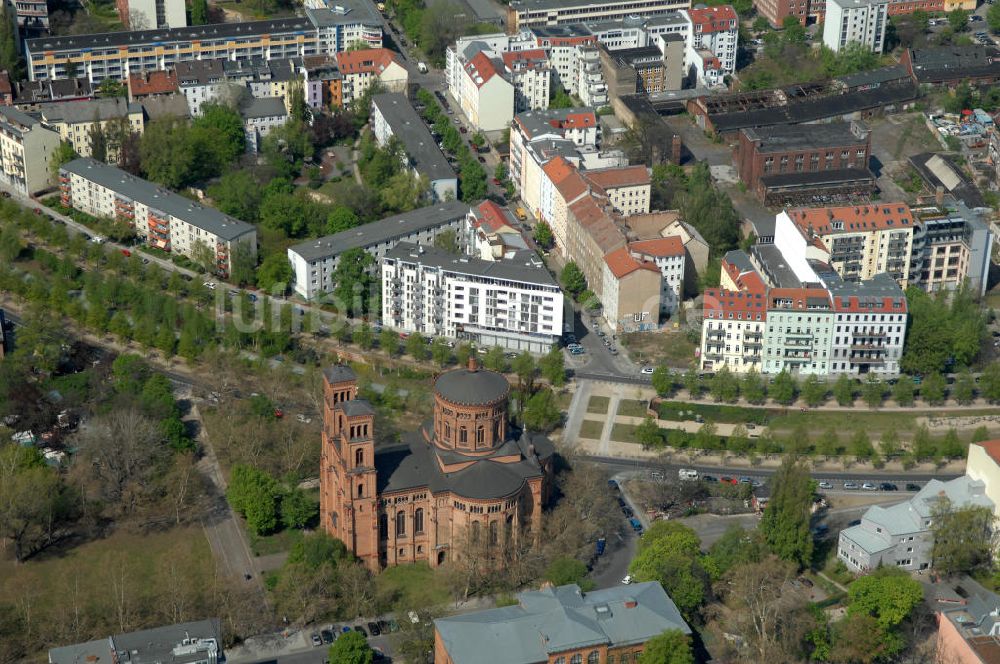 Berlin von oben - Parkanlagen an der Thomaskirche zwischen Kreuzberg und Friedrichshain / Mitte