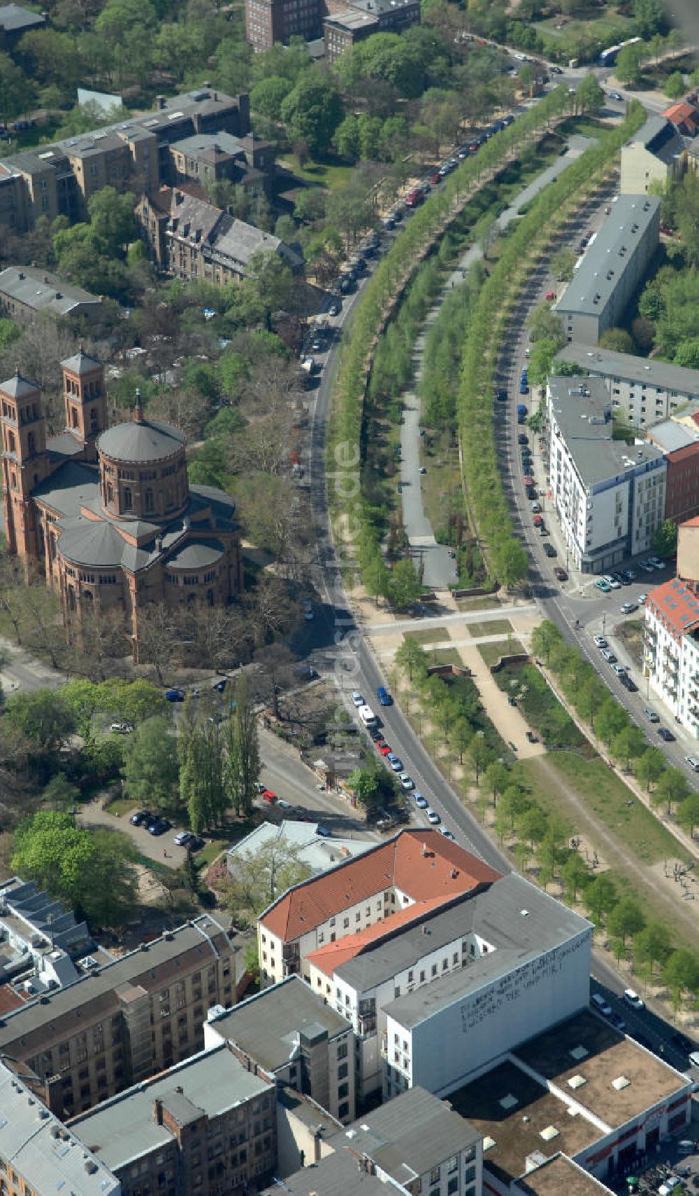 Berlin aus der Vogelperspektive: Parkanlagen an der Thomaskirche zwischen Kreuzberg und Friedrichshain / Mitte