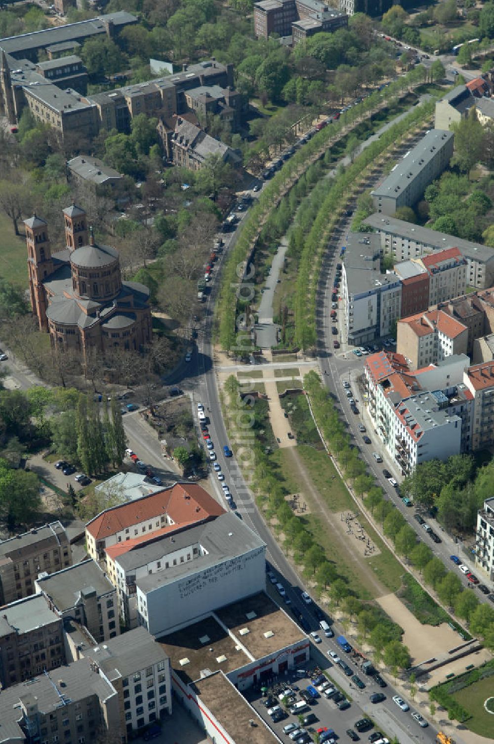 Luftbild Berlin - Parkanlagen an der Thomaskirche zwischen Kreuzberg und Friedrichshain / Mitte