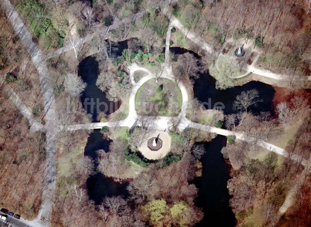 Berlin / Tiergarten aus der Vogelperspektive: Parkanlagen an der Tiergratenstrasse in Berlin-Tiergraten.