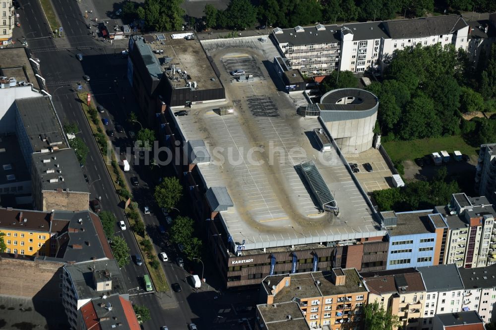 Luftaufnahme Berlin - Parkdeck auf dem Gebäude des Kaufhauses Karstadt an der Müllerstraße im Stadtteil Wedding in Berlin