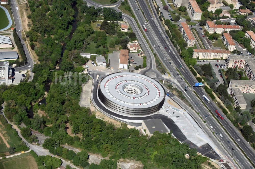 Aix-en-Provence von oben - Parkdeck auf dem Gebäude des Parkhauses in Aix-en-Provence in Provence-Alpes-Cote d'Azur, Frankreich