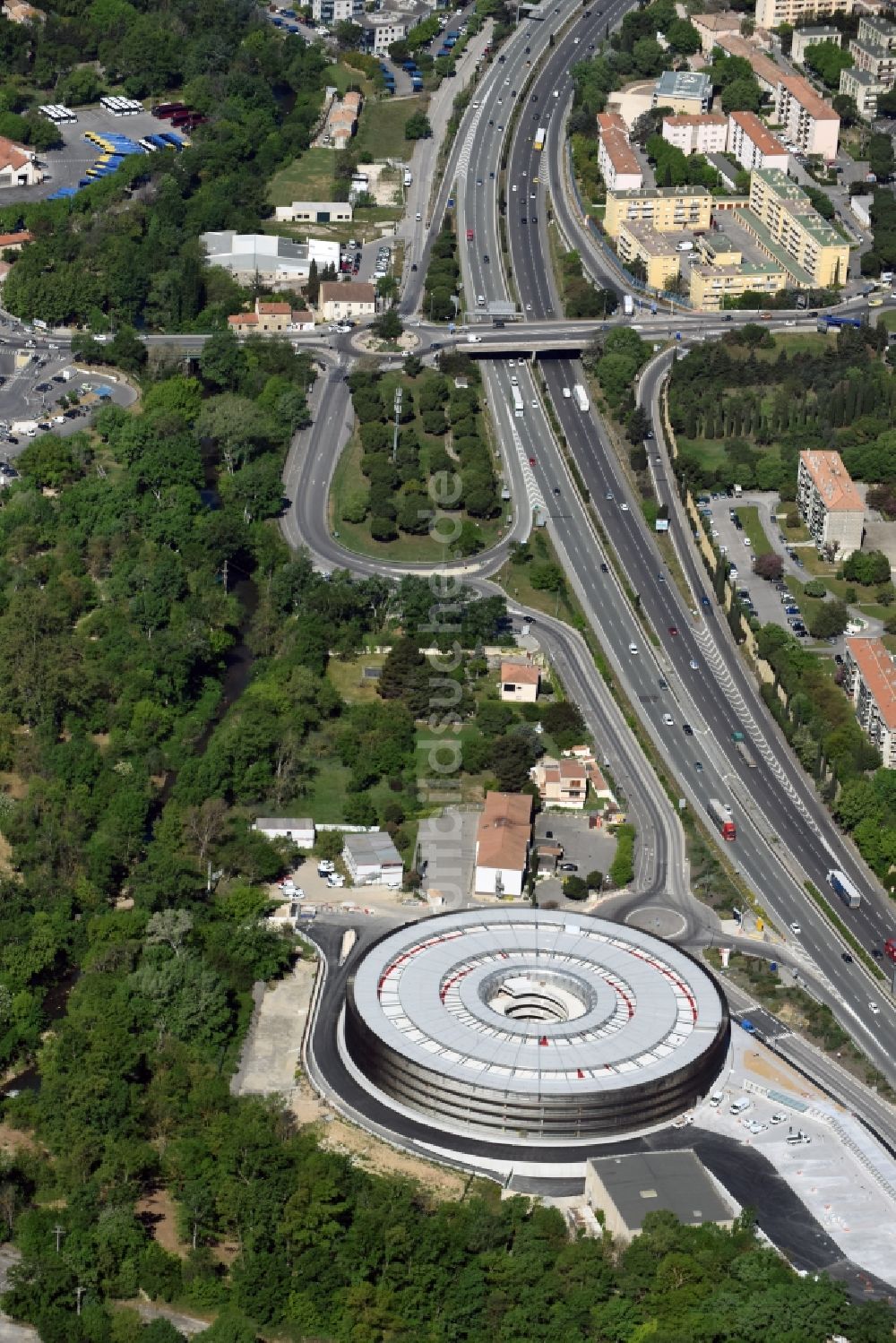 Aix-en-Provence aus der Vogelperspektive: Parkdeck auf dem Gebäude des Parkhauses in Aix-en-Provence in Provence-Alpes-Cote d'Azur, Frankreich