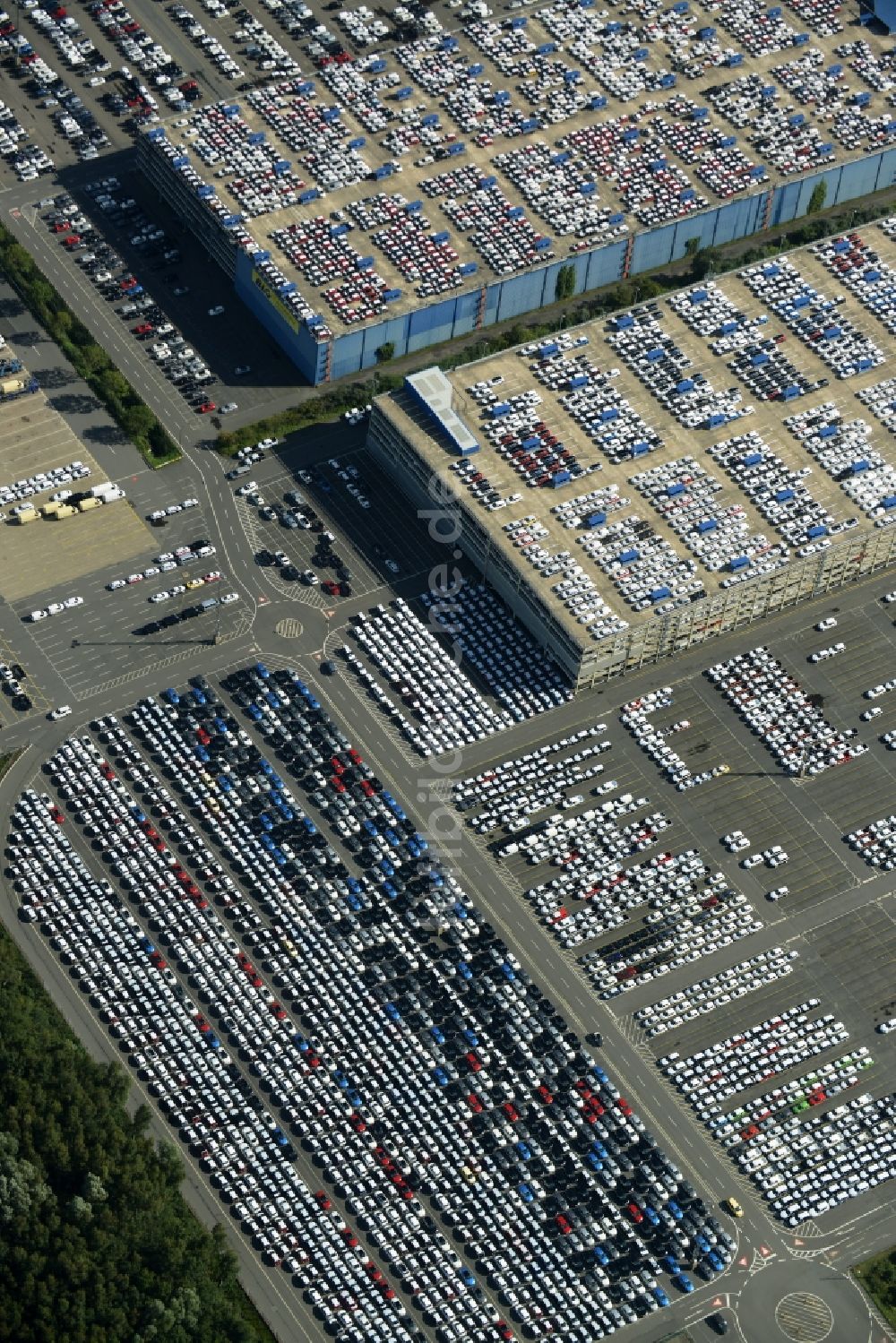 Luftaufnahme Bremerhaven - Parkdeck auf dem Gebäude des Parkhauses in Bremerhaven im Bundesland Bremen