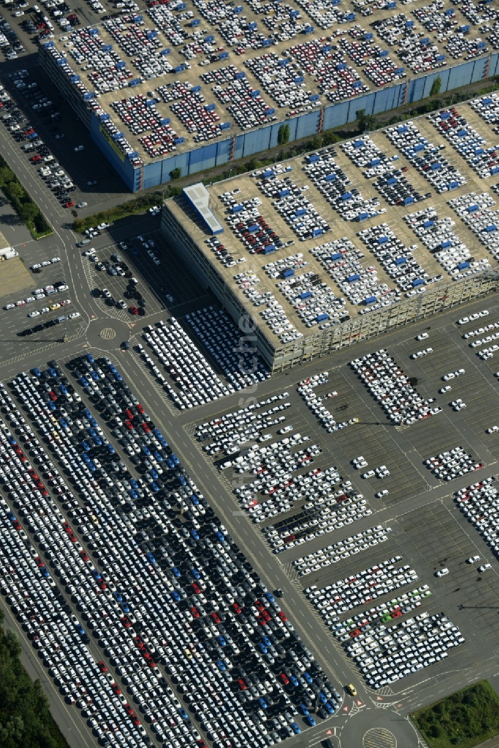 Bremerhaven von oben - Parkdeck auf dem Gebäude des Parkhauses in Bremerhaven im Bundesland Bremen