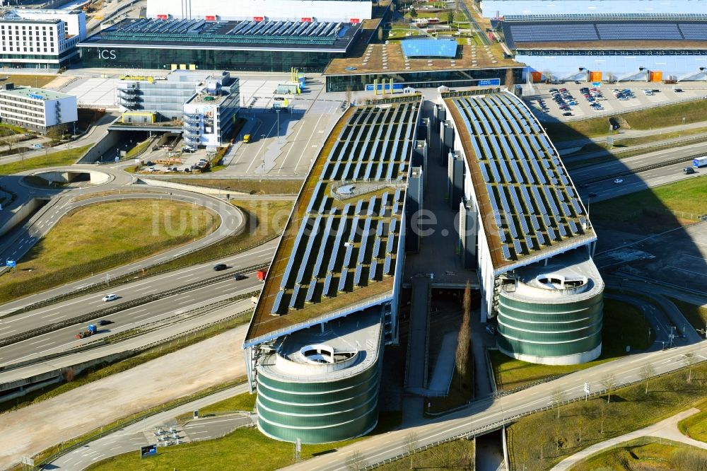 Stuttgart aus der Vogelperspektive: Parkdeck auf dem Gebäude des Parkhauses am Flughafen- Gelände in Stuttgart im Bundesland Baden-Württemberg