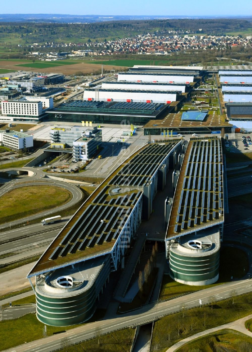 Luftaufnahme Stuttgart - Parkdeck auf dem Gebäude des Parkhauses am Flughafen- Gelände in Stuttgart im Bundesland Baden-Württemberg