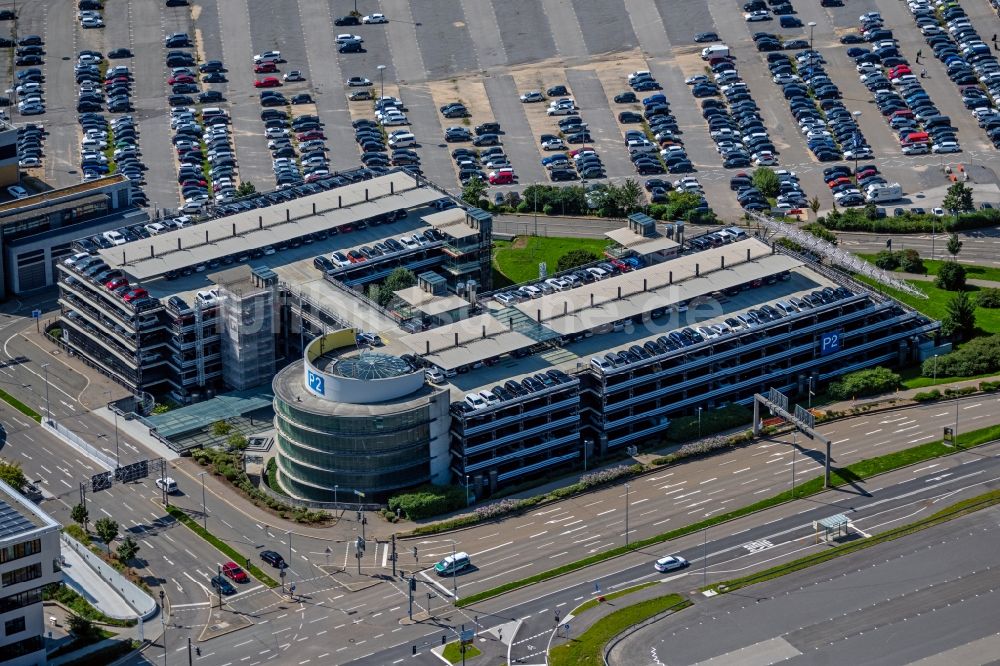 Stuttgart von oben - Parkdeck auf dem Gebäude des Parkhauses P2 am Flughafen in Stuttgart im Bundesland Baden-Württemberg, Deutschland