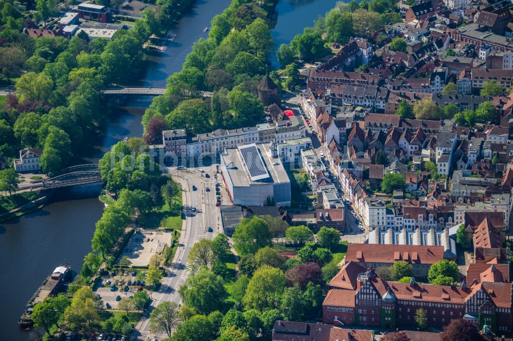 Luftbild Lübeck - Parkdeck auf dem Gebäude des Parkhauses Innenstadt City Parkhaus Hüxstraße in Lübeck im Bundesland Schleswig-Holstein, Deutschland