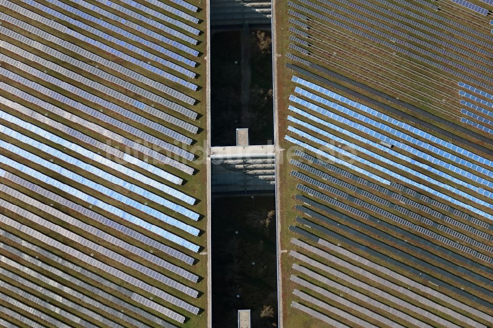 München von oben - Parkdeck auf dem Gebäude des Parkhauses am Messegelände an der Paul-Henri-Spaak-Straße im Ortsteil Trudering-Riem in München im Bundesland Bayern, Deutschland